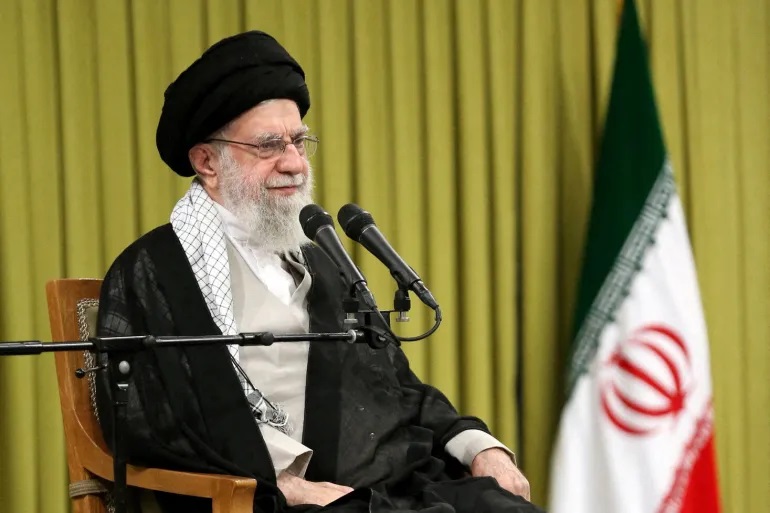 Khamenei menyampaikan pidato kunci pada hari Rabu saat AS dan Iran terus merundingkan rincian kemungkinan kesepakatan nuklir baru (West Asia News Agency/Handout via Reuters)