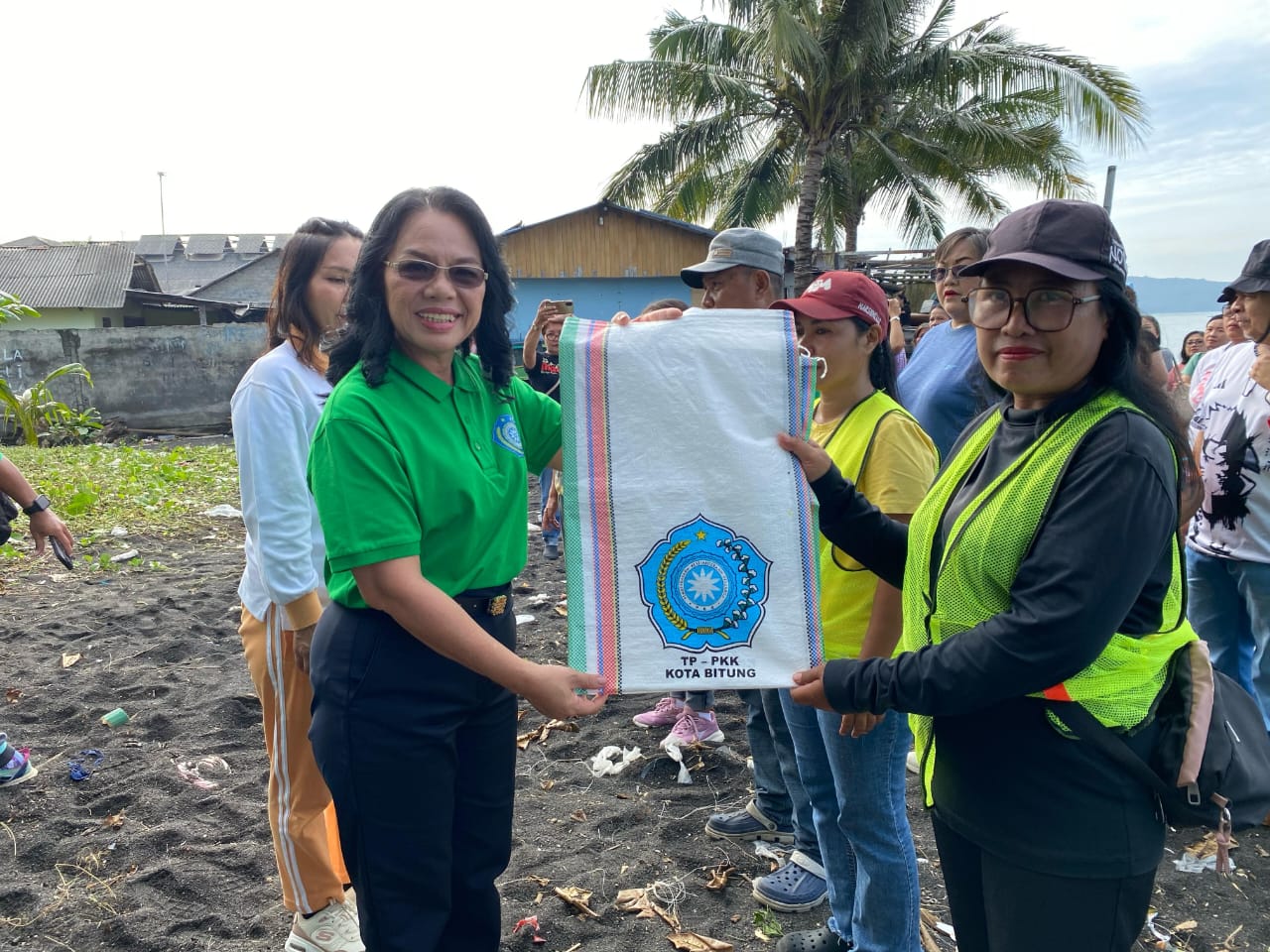 Ketua TP-PKK Kota Bitung Ellen Honandar Sondakh memimpin kegiatan bersih Pantai dalam rangka Hari Lingkungan Hidup Sedunia.(Dok Istimewa)