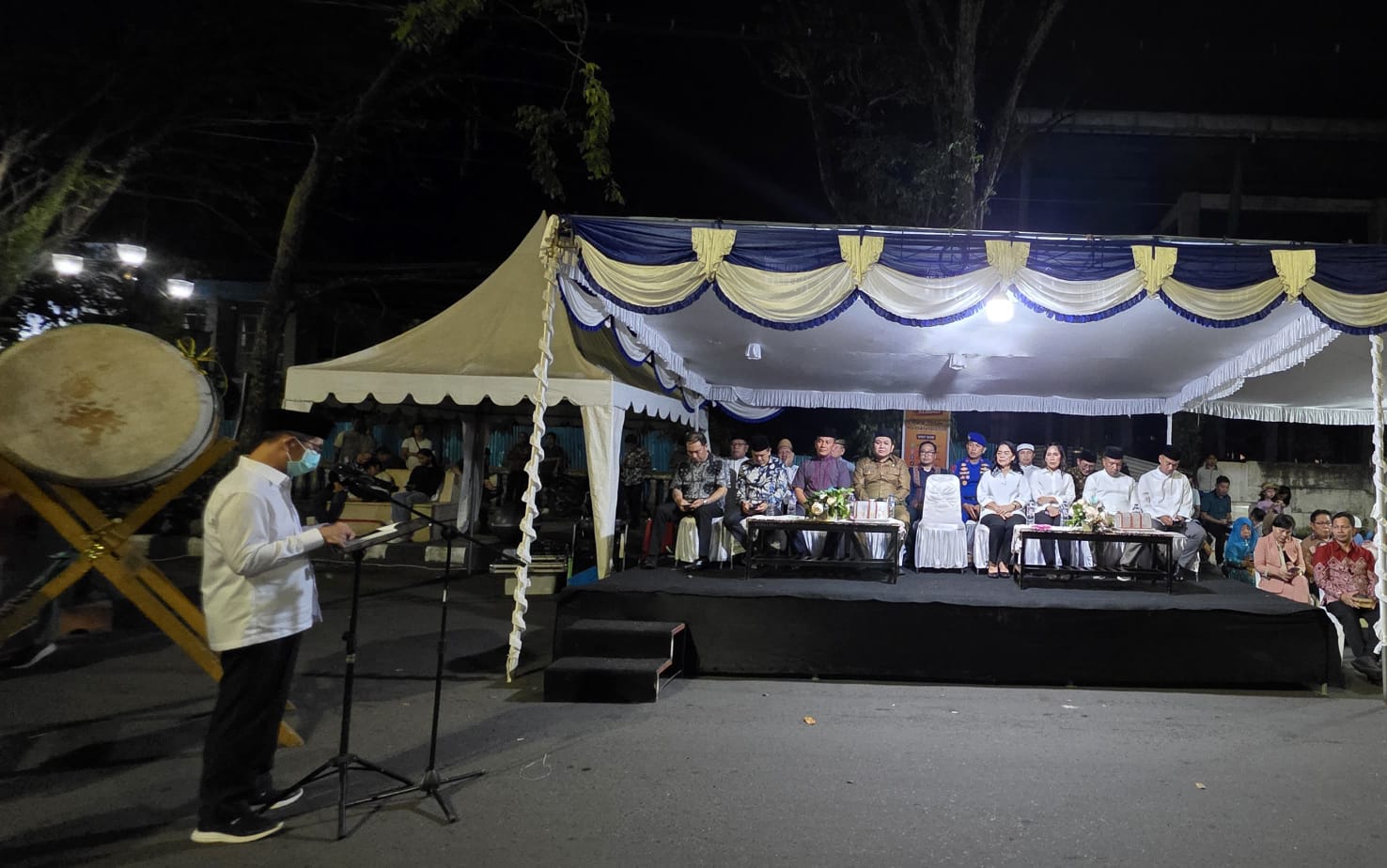 Wali Kota Bitung Hengky Honandar saat membawakan sambutan sebelum melepas Pawai Takbiran.(Dok Istimewa)