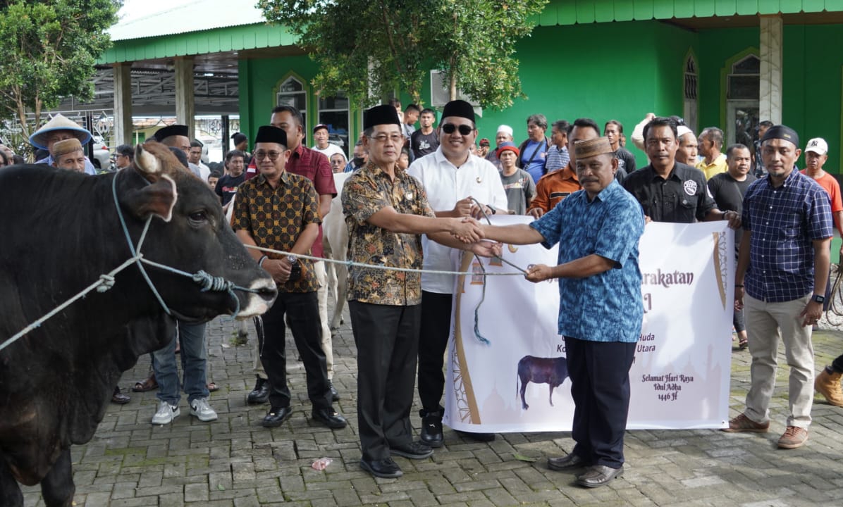 Wali Kota Bitung Hengky Honandar didampingi Wakil Wali Kota Randito Maringka, menyerahkan hewan kurban dari Presiden Prabowo Subianto.(Dok Istimewa)