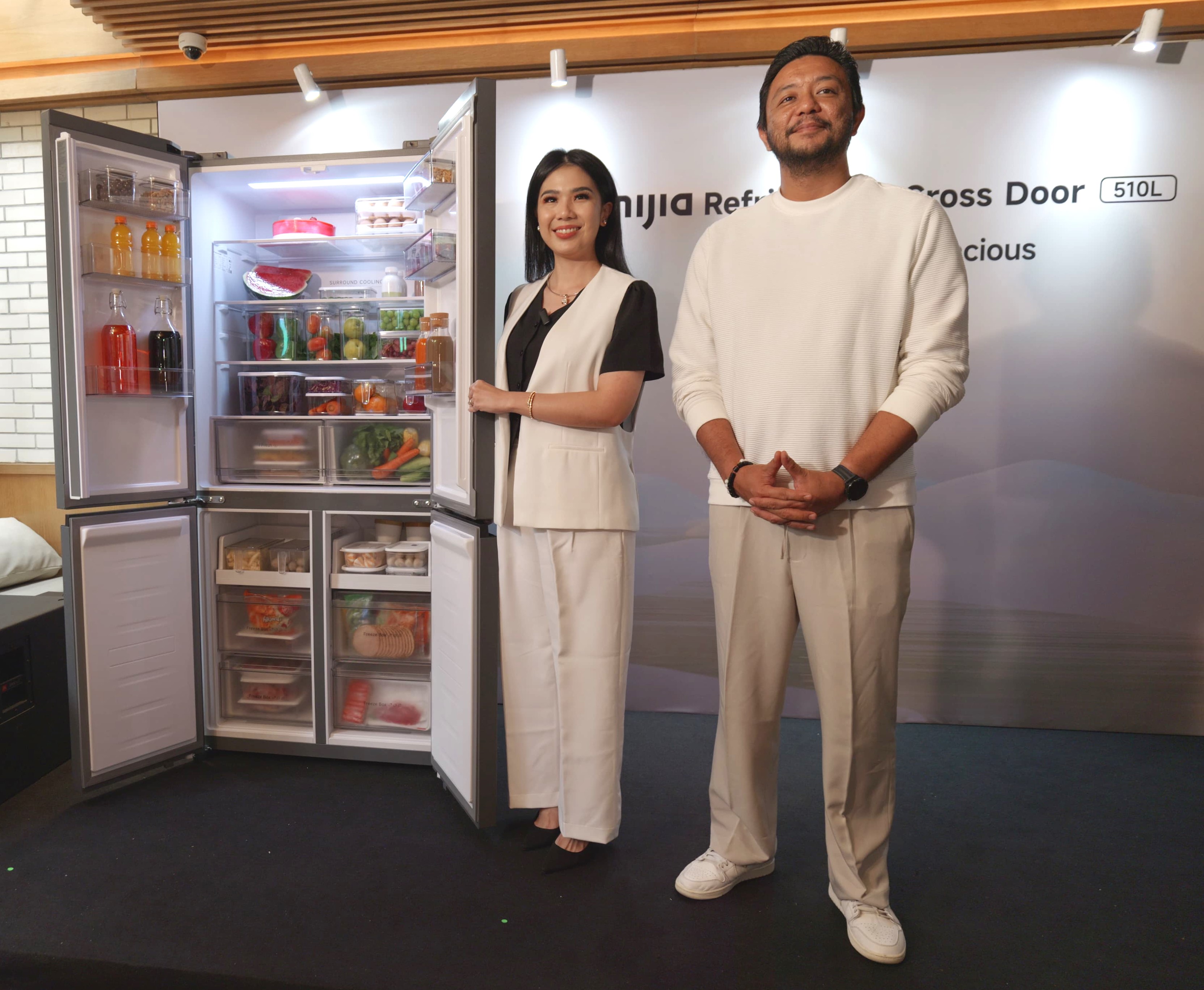 Devina Hermawan (Chef, Cookbook Author, & Cooking Instructor) bersama Andi Renreng Marketing Director Xiaomi Indonesia.