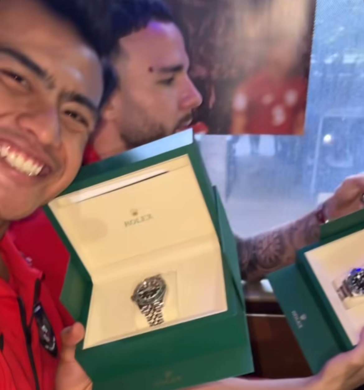 Pemain Timnas Indonesia dengan jam tangan pemberian Presiden Prabowo Subianto