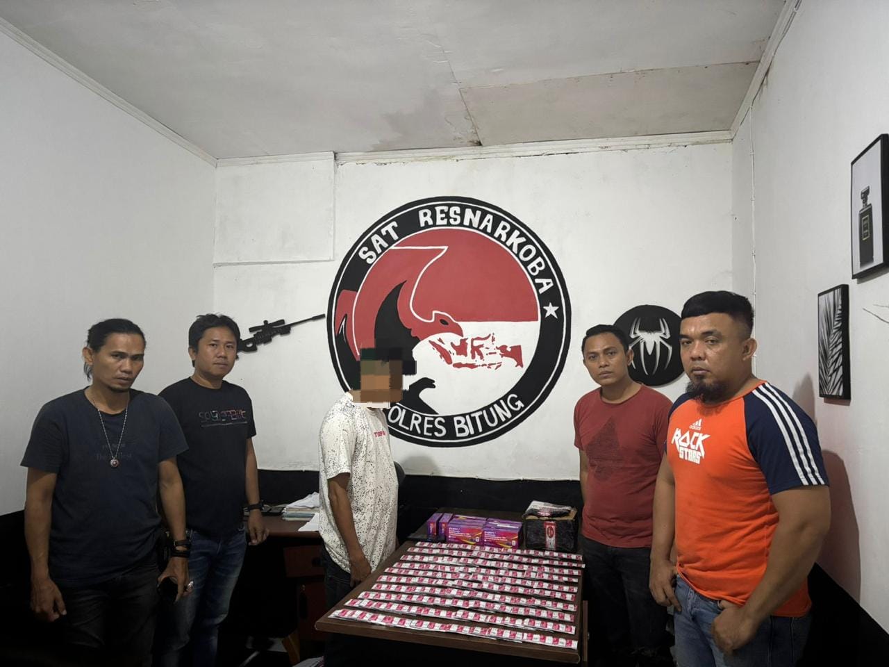 Pelaku bersama ribuan barang bukti obat keras tanpa izin diamankan Satuan Reserse Narkoba Polres Bitung.(Dok Istimewa)