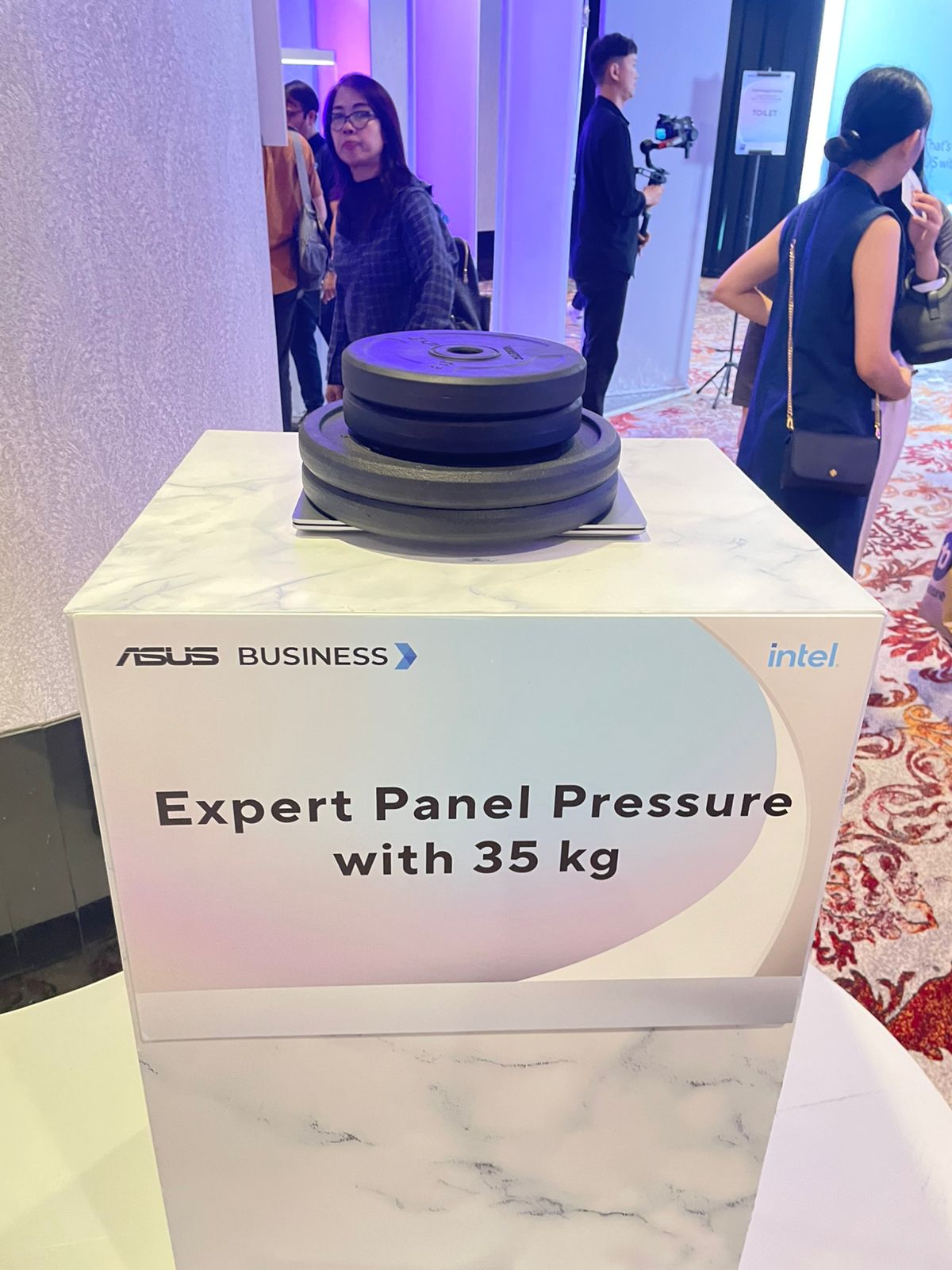 Bukti Ketangguhan: ExpertBook Diuji Tekanan 35 Kg