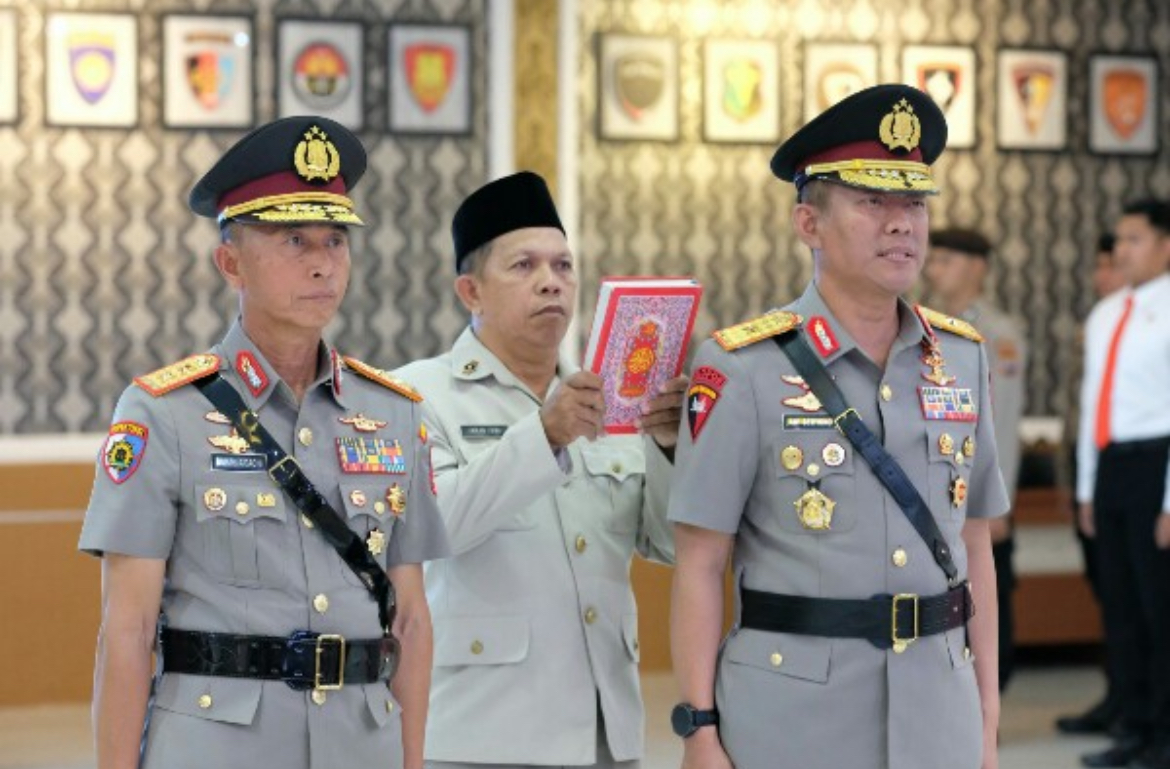 Wakapolda Sulut resmi dijabat Brigjen Pol Awi Setiyono (kanan), menggantikan Irjen Pol Bahagia Dachi, Selasa (10/06/2025).