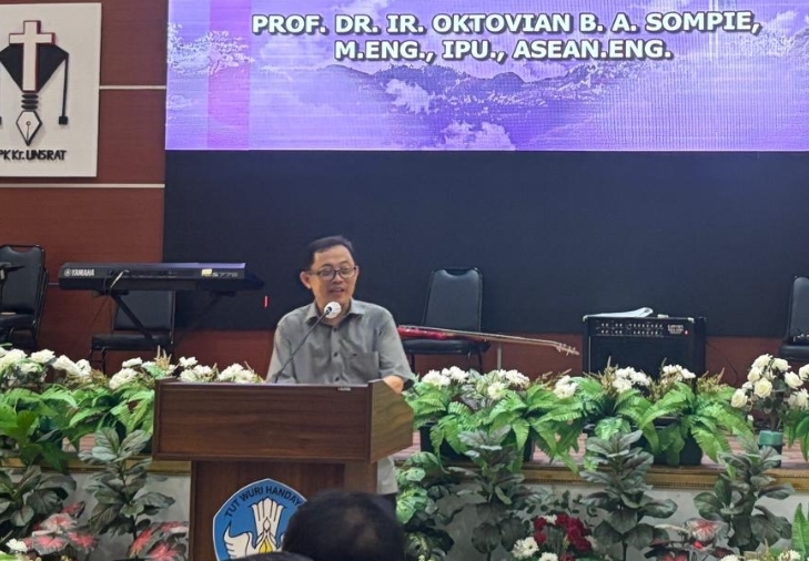 Rektor Unsrat Prof Berty Sompie saat memberikan sambutan