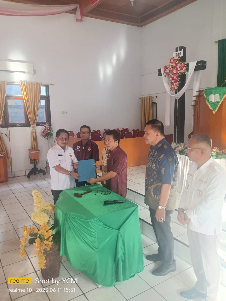 Mewakili Hengky Honandar, Sekretaris Kota Bitung Ign Rudy Theno, yang juga Ketua Harian Panitia RKT KPKB KGPM menerima SK panitia.(Dok Istimewa)