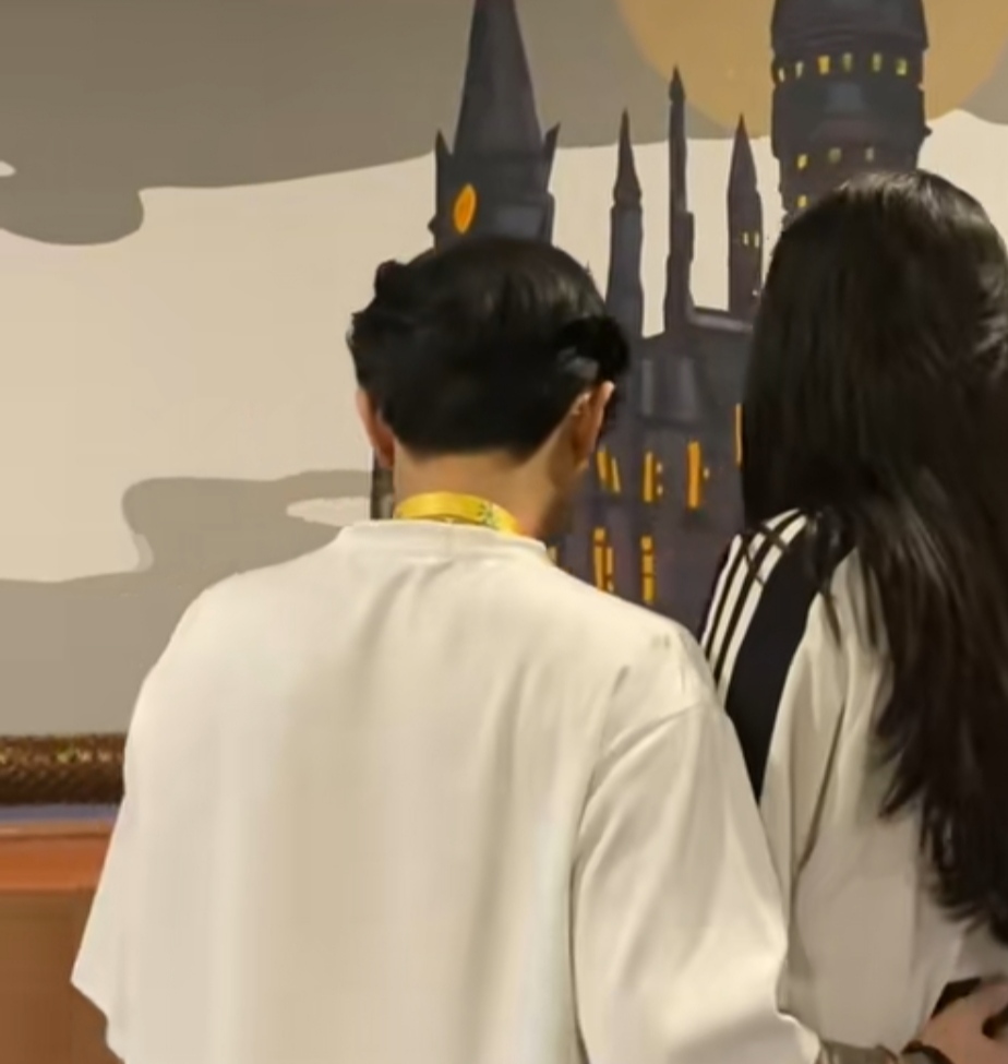 Tampak belakang Erika Carlina Bersama DJ Bravyson