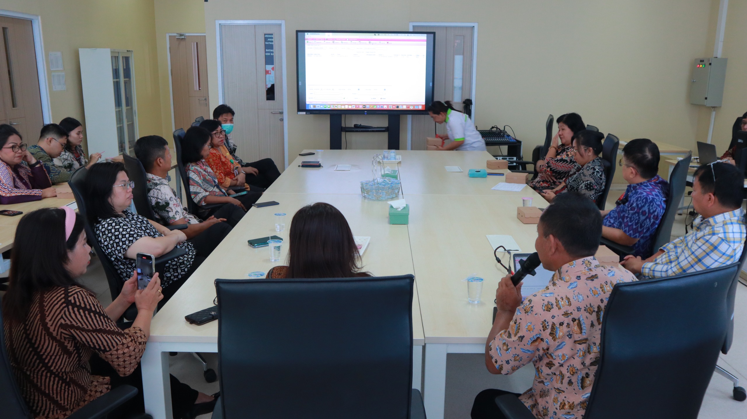TINGKATKAN PEMAHAMAN: Suasana kegiatan Inhouse Training di RS Mata. Membahas implementasi RME berbasis SIMKES Khanza.