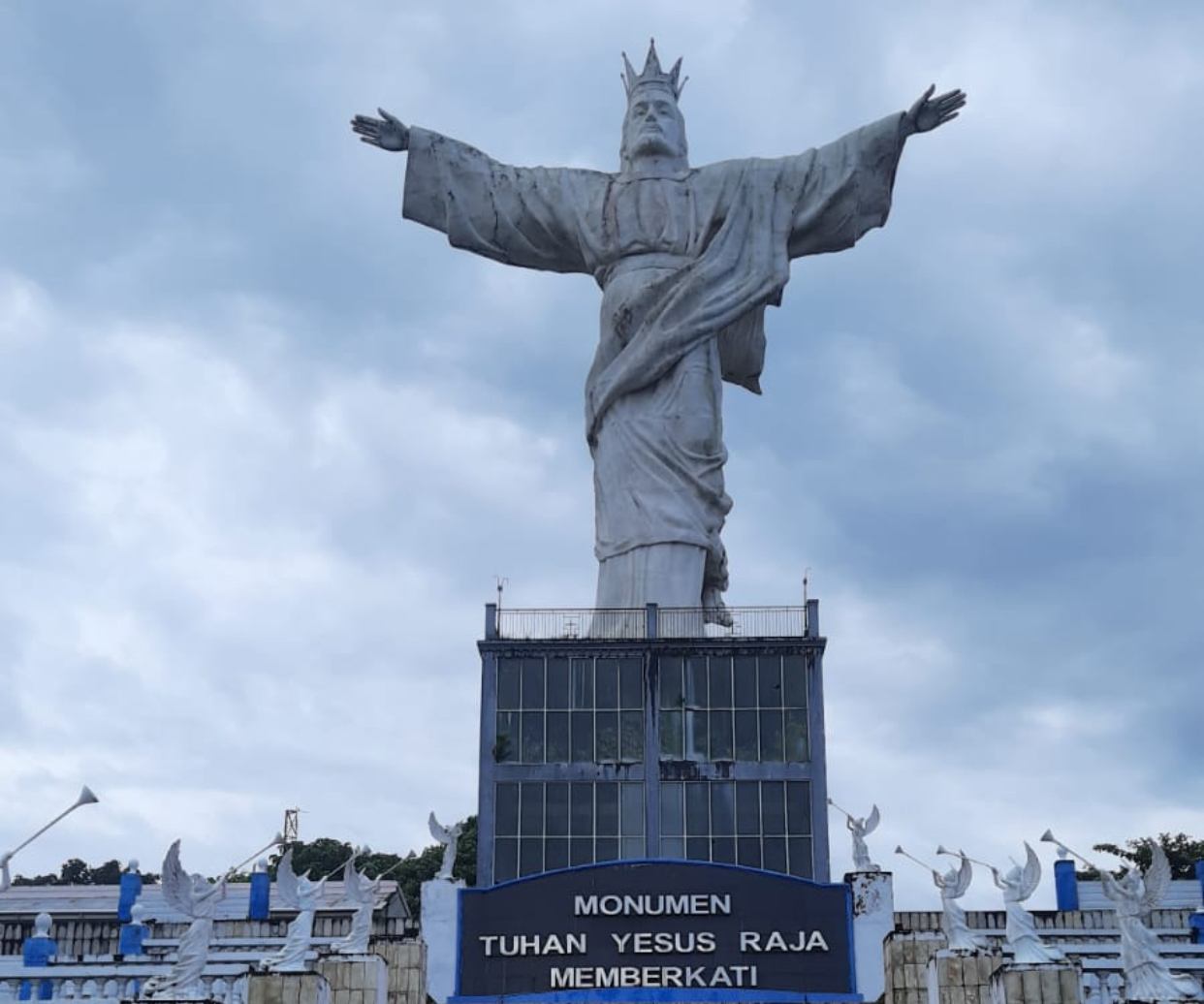 Monumen Tuhan Yesus Raja Memberkati berada di Pusat Kota Melonguane.