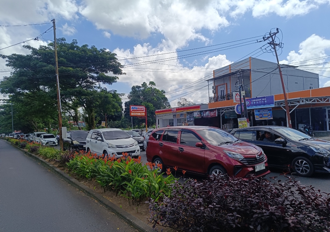 Antrian kendaraan menuju ke kantor Bupati Minut