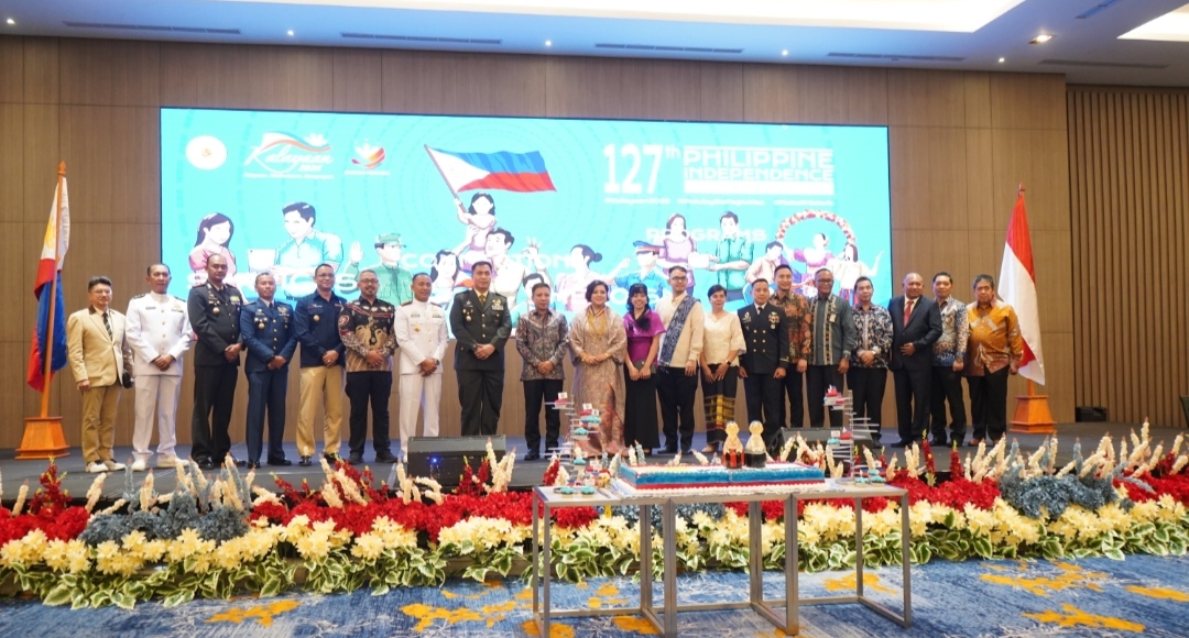 Konsul Jenderal Filipina di Manado, Mary Jennifer Domingo Dingal bersama para tamu di Perayaan Hari Kemerdekaan Filipina ke 127, Kamis (13/6)