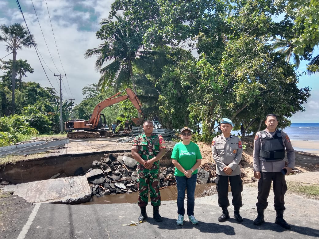 TANGANI: Forkopimca Kombi saat turun memantau pembangunan jembatan sementara di ruas Kema-Rumbia, Sabtu (14/6/2025).