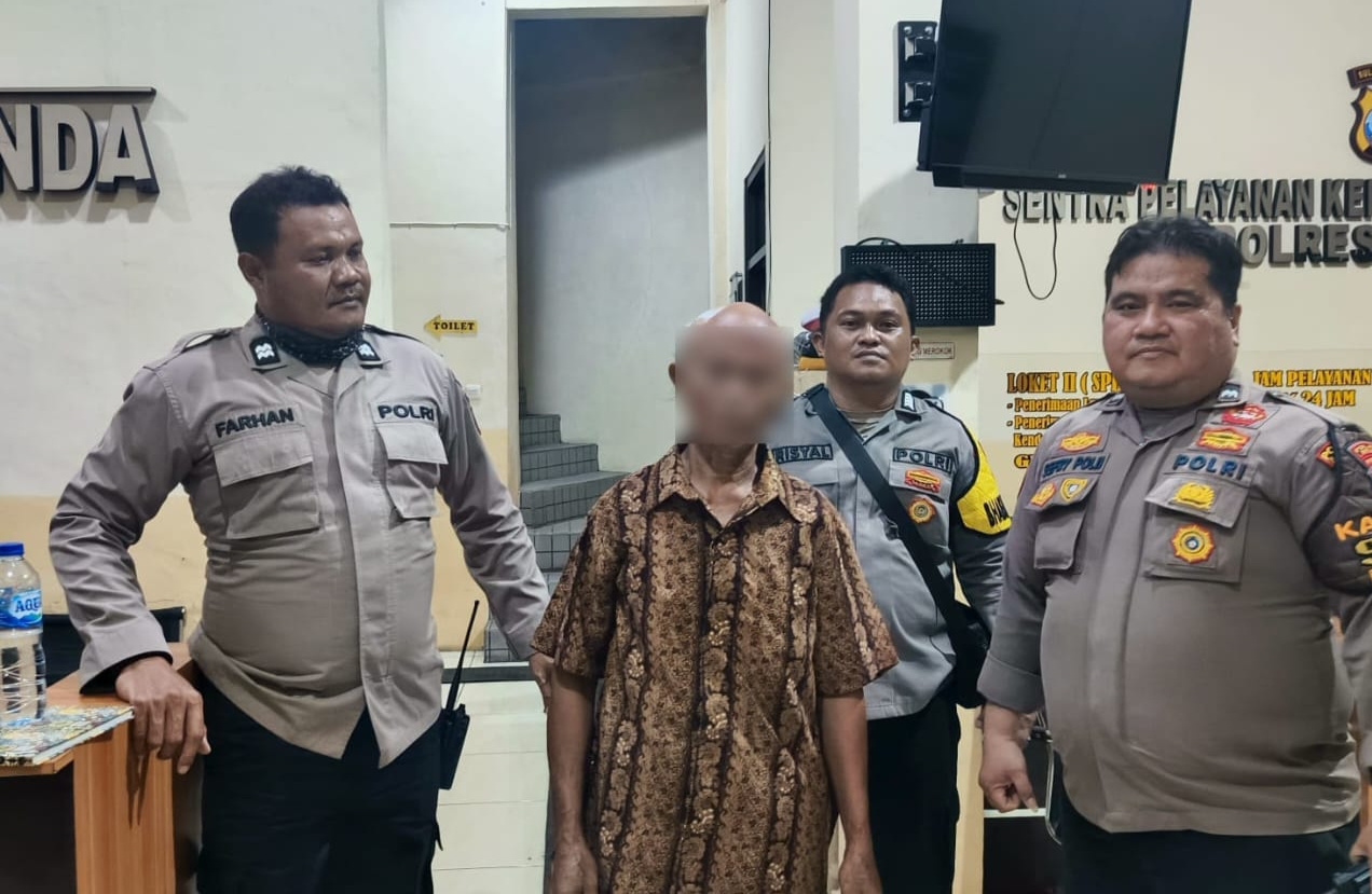 Lansia pelaku penganiayaan terhadap ibu dan anak diamankan di Mapolres Bitung.(Dok Istimewa)