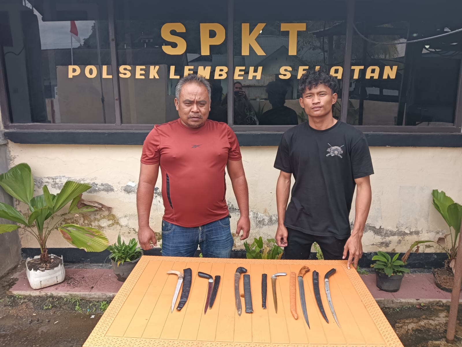 Barang bukti enam senjata tajam yang berhasil diamankan Polsek Lembeh Selatan dari sekitar lokasi pesta pernikahan.(Dok Istimewa)