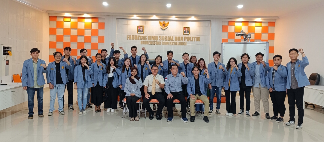 Dekan Ferry Daud Liando bersama jajaran pengurus BEM Fisip Unsrat yang baru dilantik.