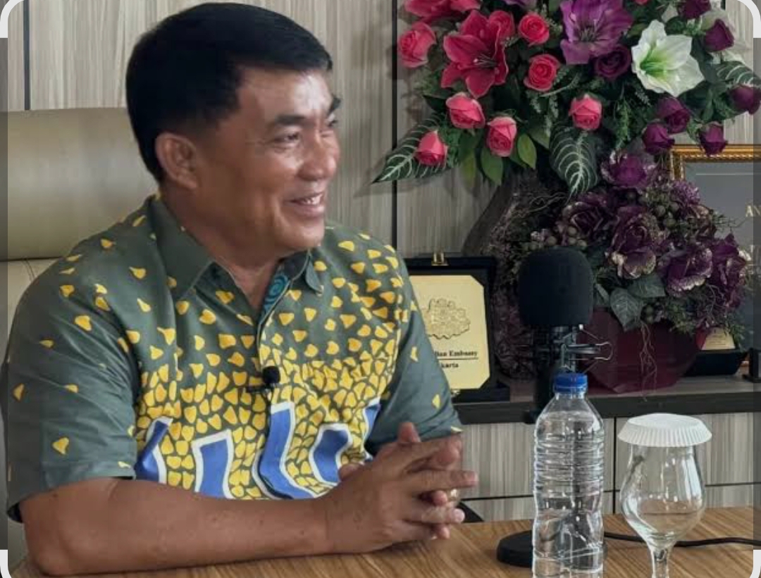 Gubernur Sulut Mayjen TNI (Purn) Yulius Selvanus SE saat berada di Grha Pena Manado Post.