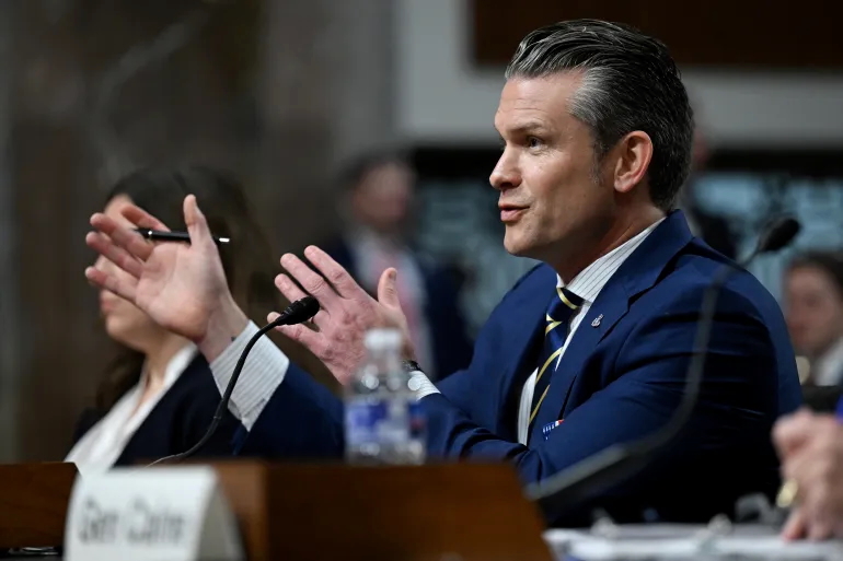 Menteri Pertahanan AS Pete Hegseth berpidato dalam sidang Komite Angkatan Bersenjata Senat di Capitol Hill di Washington, DC, AS, 18 Juni (Annabelle Gordon/Reuters)
