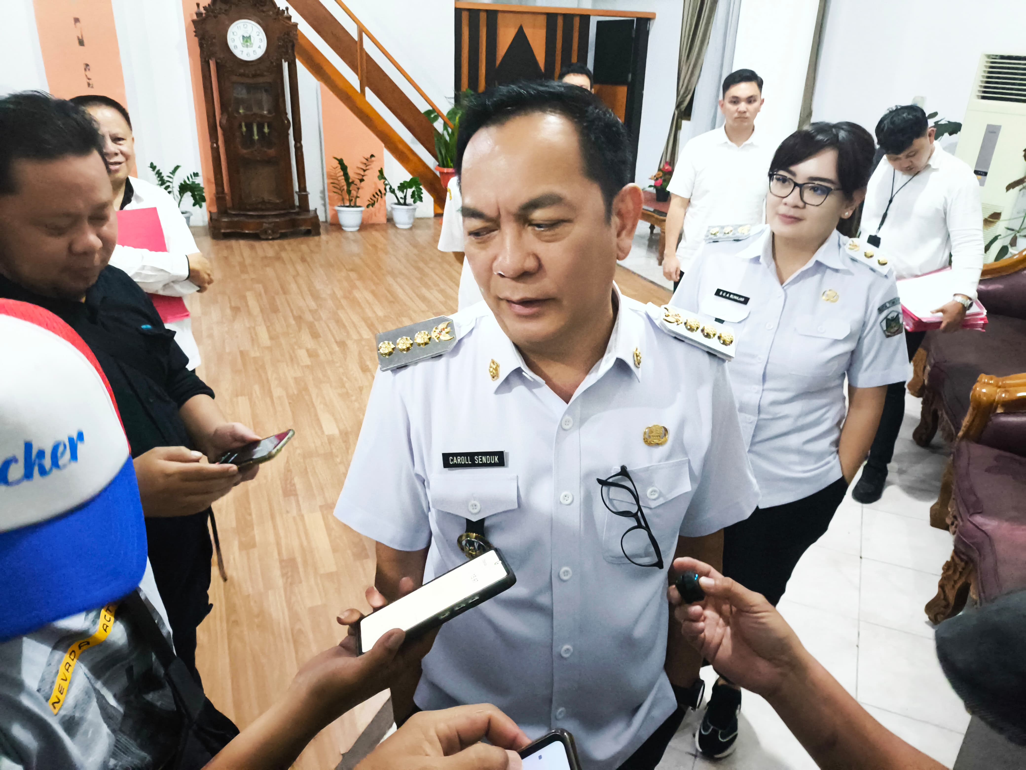 Wali kota Caroll Senduk dan Wawali Sendy Rumajar saat diwawancarai awak media, Rabu (18/6/2025). Dok Jul/MP