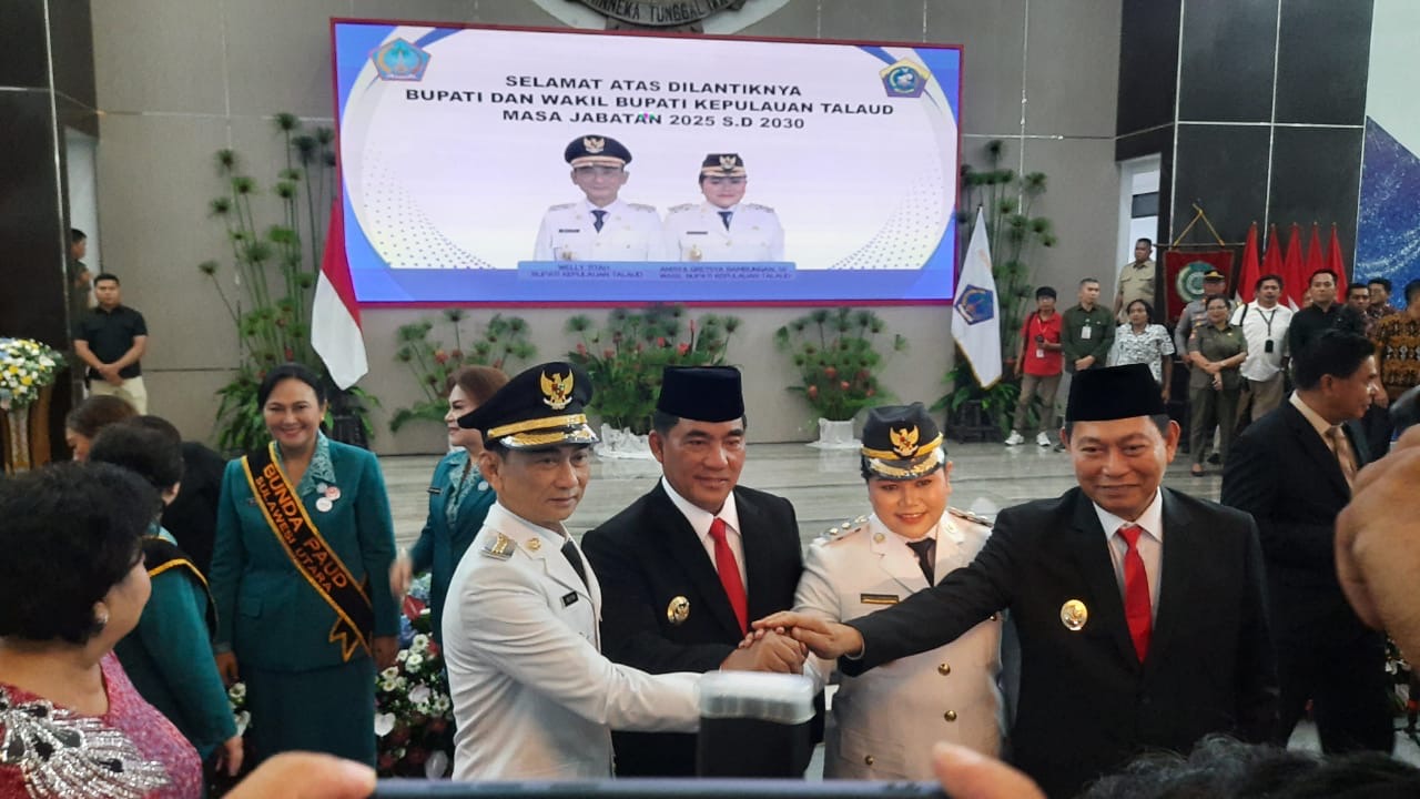 Bupati Kepulauan Talaud Welly Titah dan Wakil Bupati Anisya Gretsya Bambungan berfoto bersama Gubernur Sulawesi Utara Yulius Selvanus dan Wakil Gubernur Viktor Mailangkay.