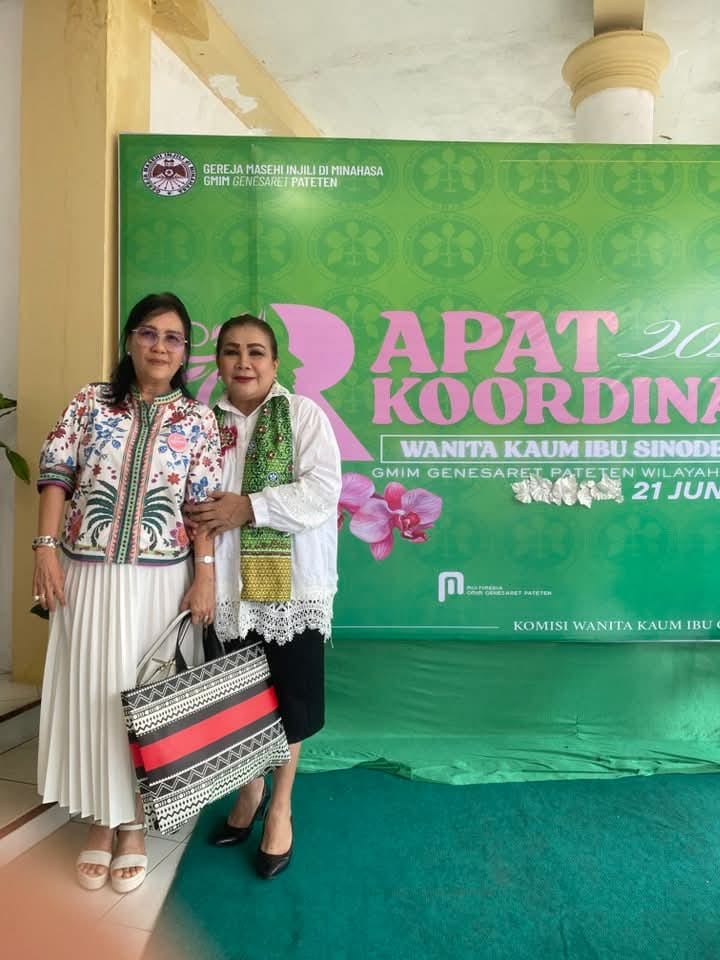 SINERGI: Ketua Komisi Pelayanan W/KI GMIM Pniel Bahu Pnt Linda Masengi (kiri) bersama Ketua Komisi W/KI Sinode GMIM Pnt Dra Fenny Roring-Lumanauw SIP disela-sela Rakor Komisi Pelayanan W/KI GMIM.