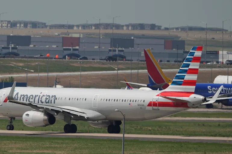 Sebuah pesawat jet American Airlines meluncur di landasan pacu untuk lepas landas dari bandara Denver pada tanggal 23 Mei 2025. (Foto AP)