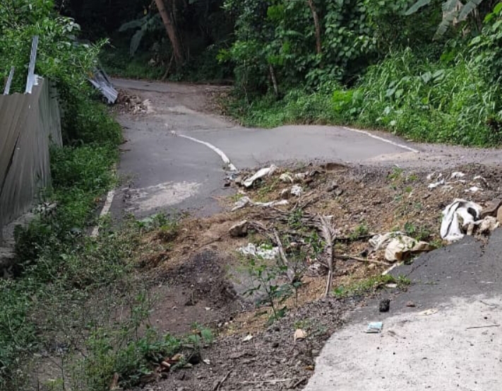 Ruas jalan di wilayah Rarandam Kelurahan Pintukota Kecamatan Lembeh Utara rusak parah.(Dok Istimewa)