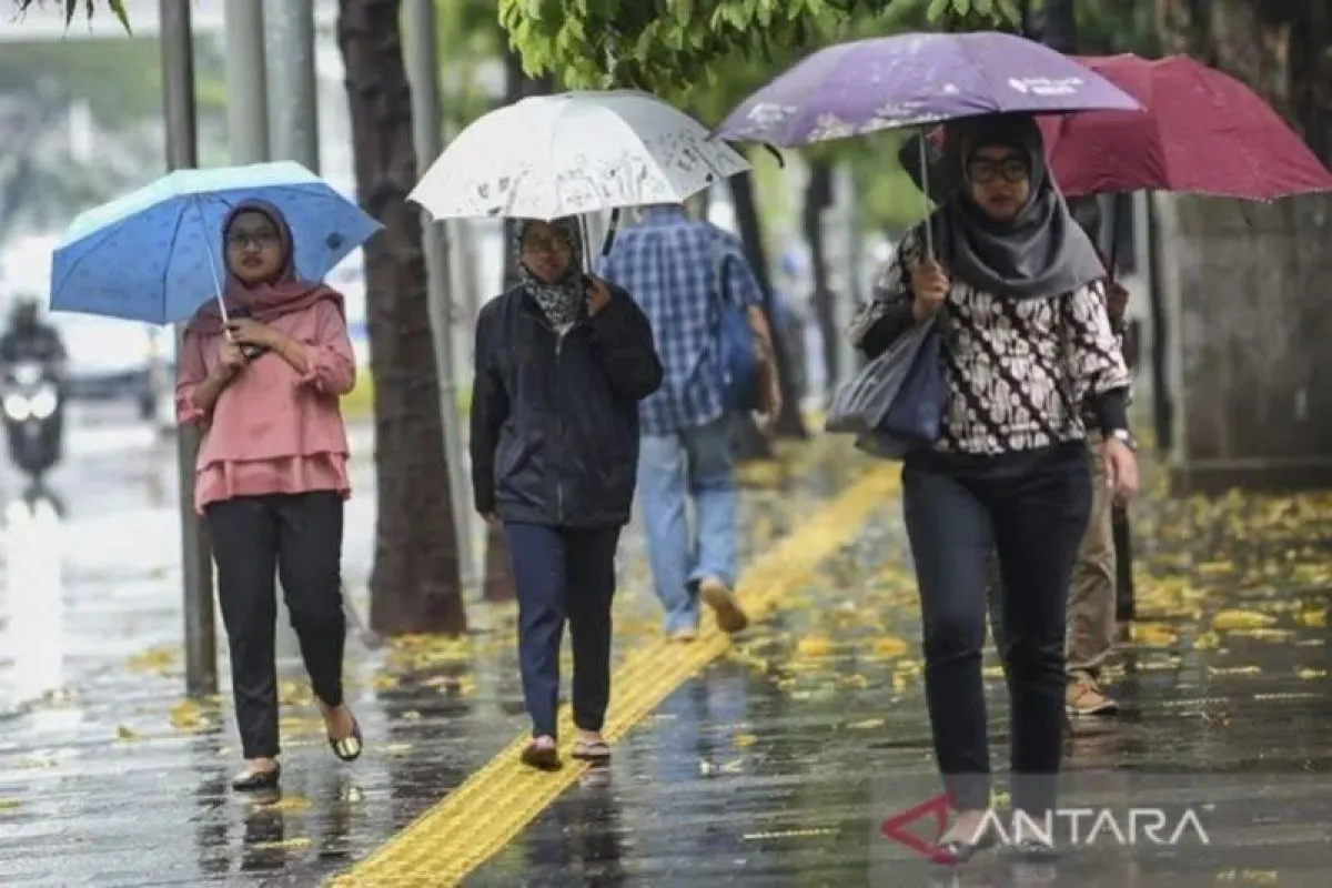 Ilustrasi, Warga menggunakan payung saat hujan