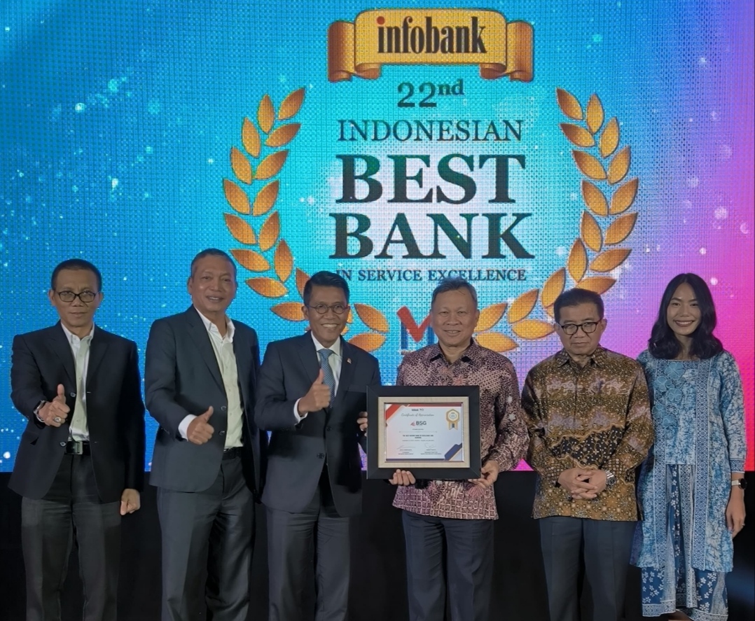 Dirut BSG Revino Pepah menerima penghargaan sebagai Local Bank in Service Excellence