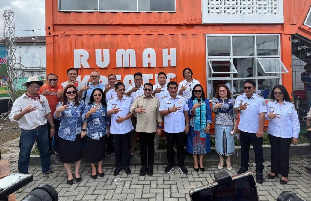 Menteri Ekraf Teuku Riefky Harsya saat melaksanakan kunjungan kerjanya di Kota Bitung.(Dok Istimewa)