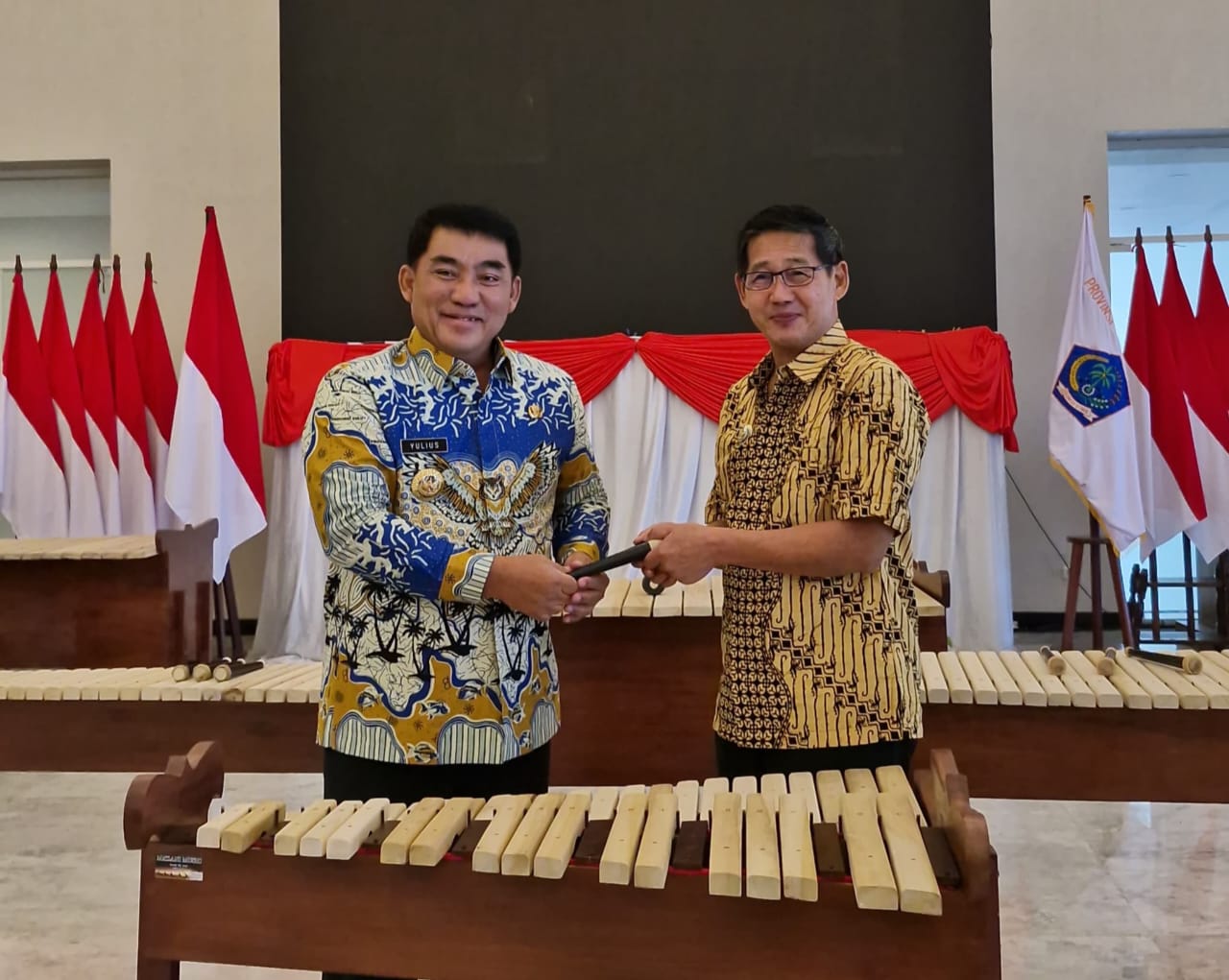 Gubernur Sulut Mayjen TNI (Purn) Yulius Selvanus saat menyerahkan alat musik Kolintang kepada Wali Kota Bitung Hengky Honadar.(Dok Istimewa)