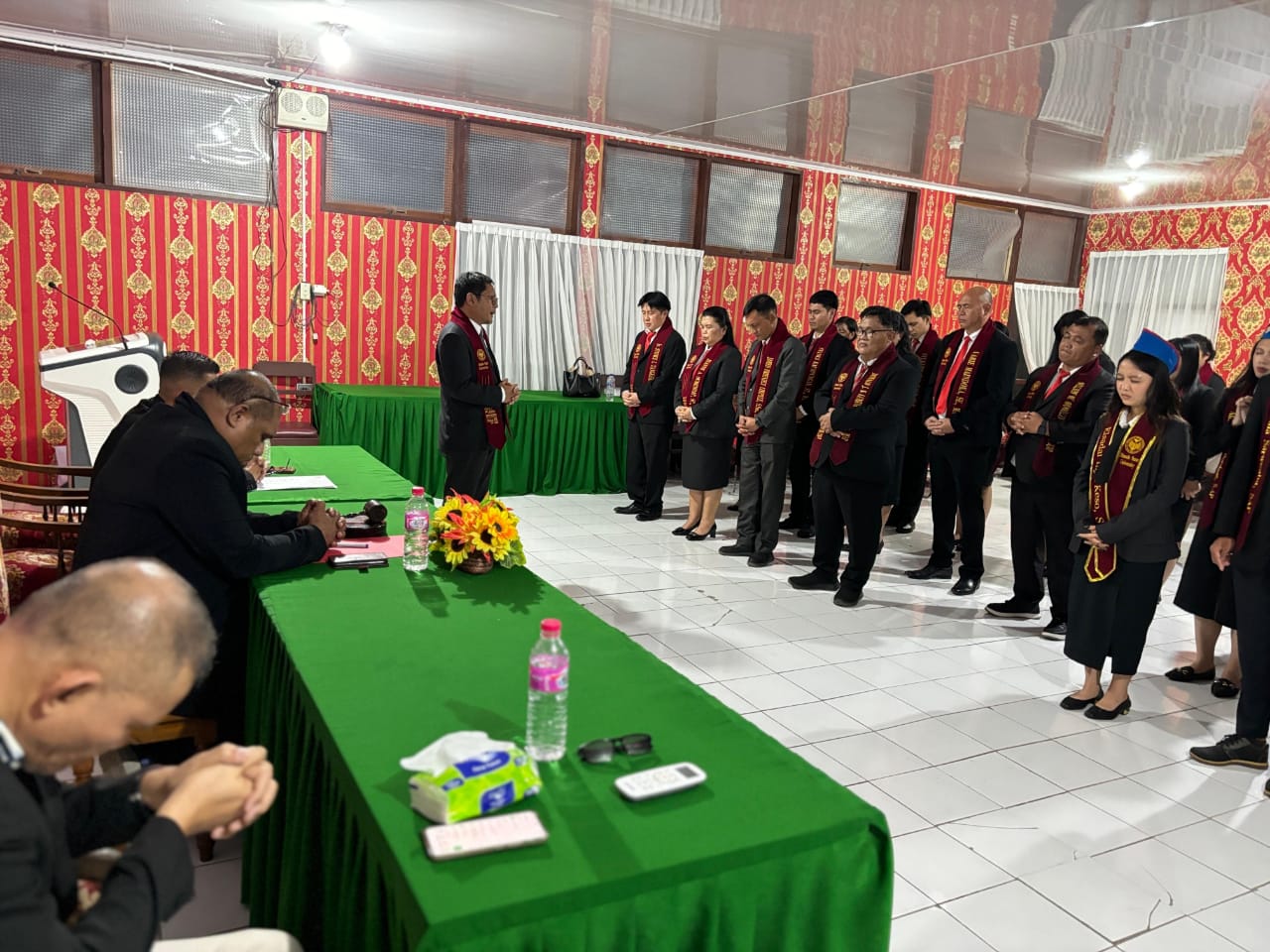 Sekkot Bitung Ign Rudy Theno memimpin doa tutup setelah pelaksanaan ujian komprehensif S2 di Unima.(Dok Istimewa)
