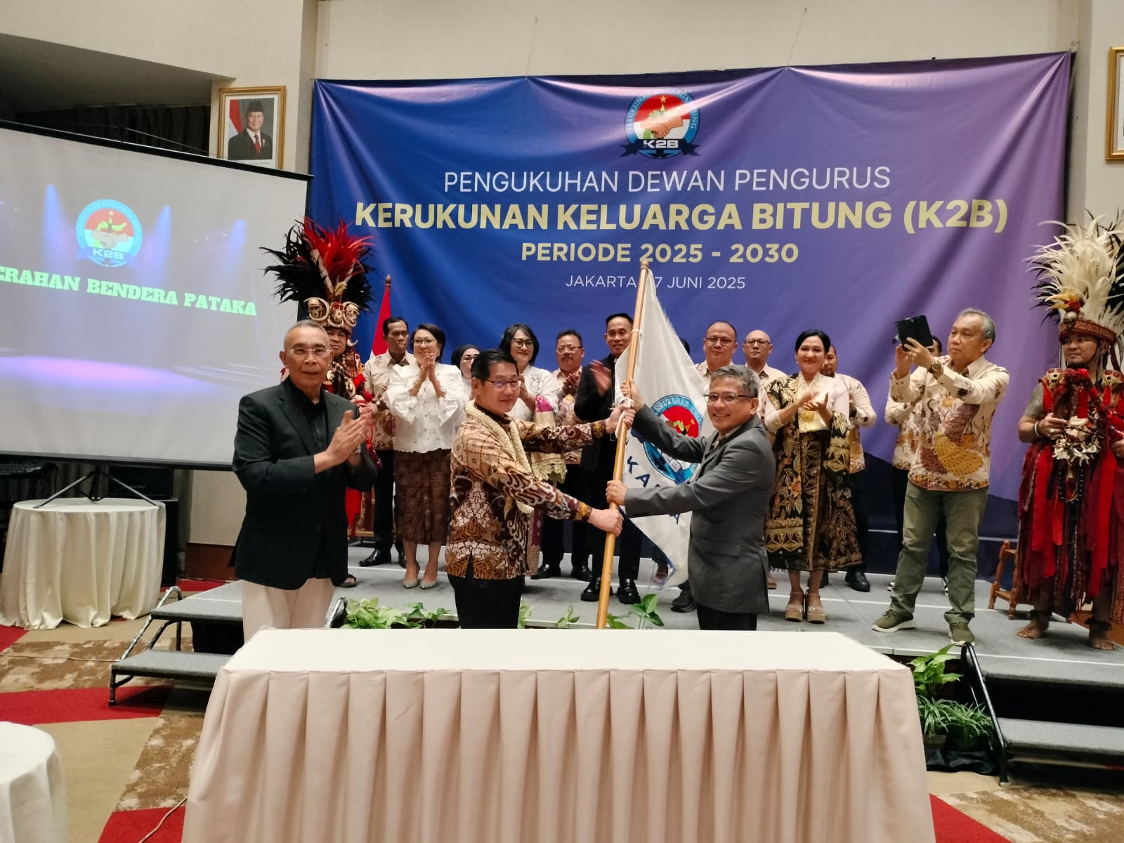Wali Kota Bitung Hengky Honandar turut menyerahkan pataka kepada pengurus K2B yang baru.(Dok Istimewa)