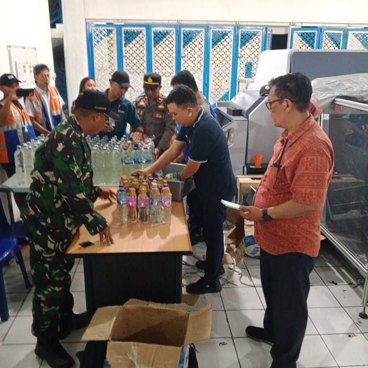 Barang bukti Cap Tikus yang ditemukan di Pelabuhan Samudera Bitung.(Dok Istimewa)