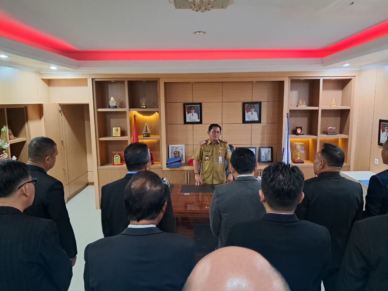 Sekkot Bitung menyerahkan SK Plt Direksi dan Dewas Perumda Pasar dan Perumda Bangun Bitung.(Dok Istimewa)