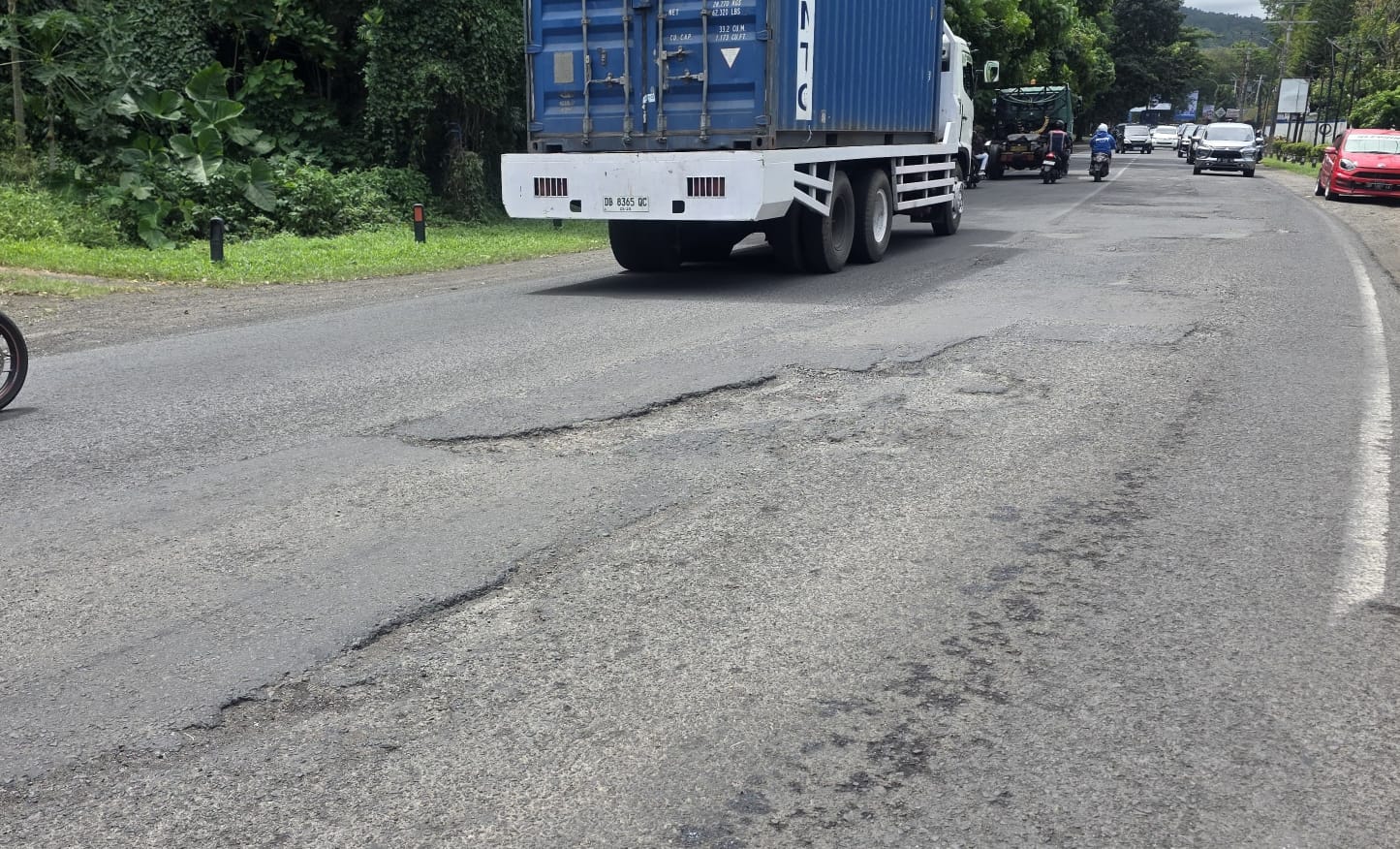 Ruas jalan nasional di Kota Bitung di wilayah Madidir rusak parah.(Franky Sumaraw/MP)