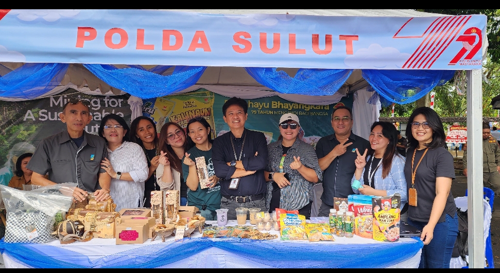 Departemen Head Hery Inyo Rumondor (paling kiri) di Booth Polda Sulut