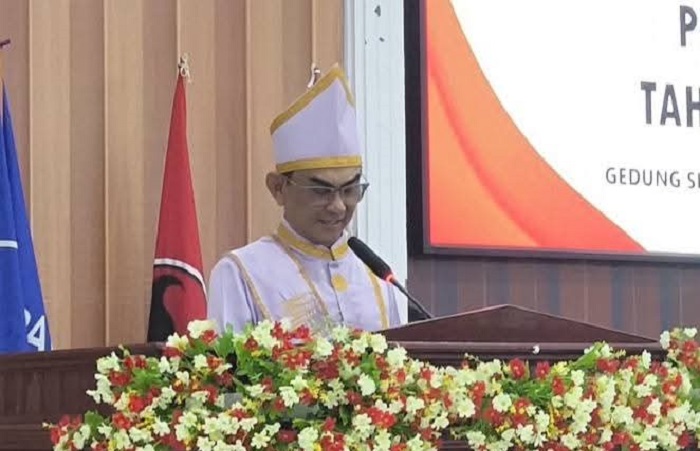 Bupati Kepulauan Talaud Welly Titah saat membawakan sambutan di Paripurna DPRD.