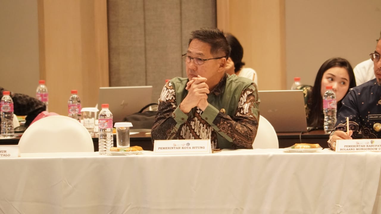 Wali Kota Bitung Hengky Honandar serius saat mengikuti Rakorwil TPAKD.(Dok Istimewa)
