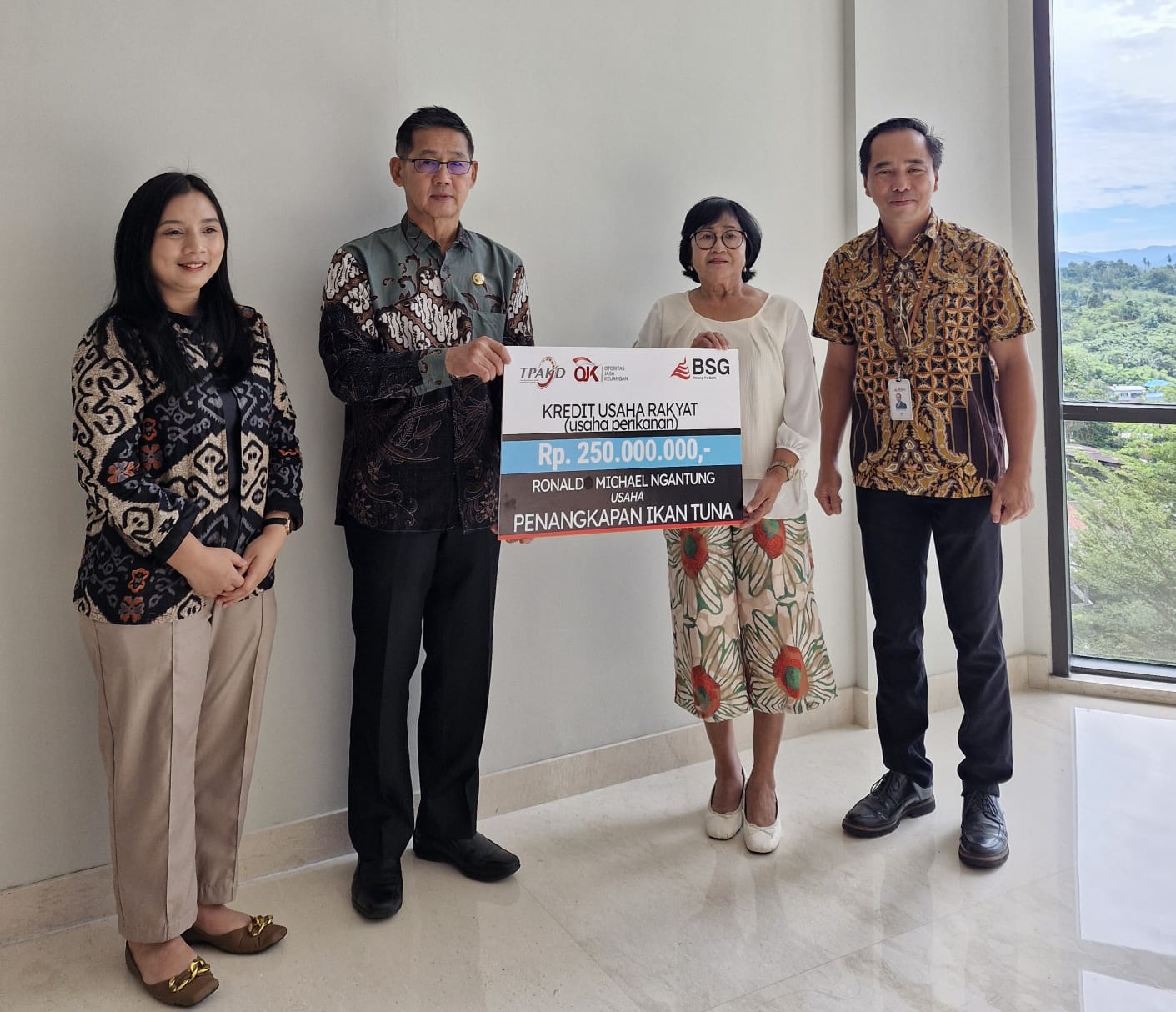Wali Kota Bitung Hengky Honandar memberi apresiasi kepada BSG yang memberikan KUR kepada pelaku usaha penangkapan ikan tuna.(Dok Istimewa)