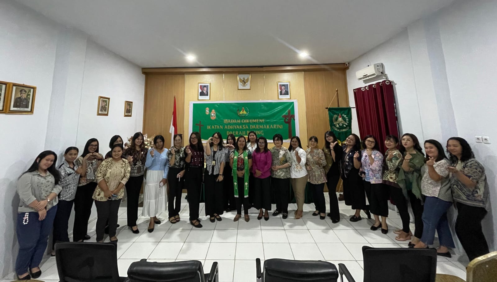 Para pegawai Nasrani foto bersama usai pelaksanaan ibadah di Aula Kantor Kejari Bitung.(Dok Istimewa)