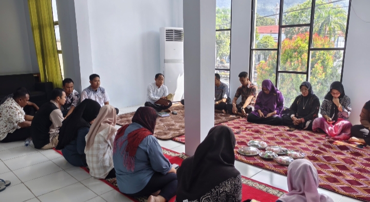 Jumat berkah dilaksanakan pengajian dan ceramah yang dibawakan langsung oleh Kajari Bitung Yadyn Palebangan.(Dok Istimewa)