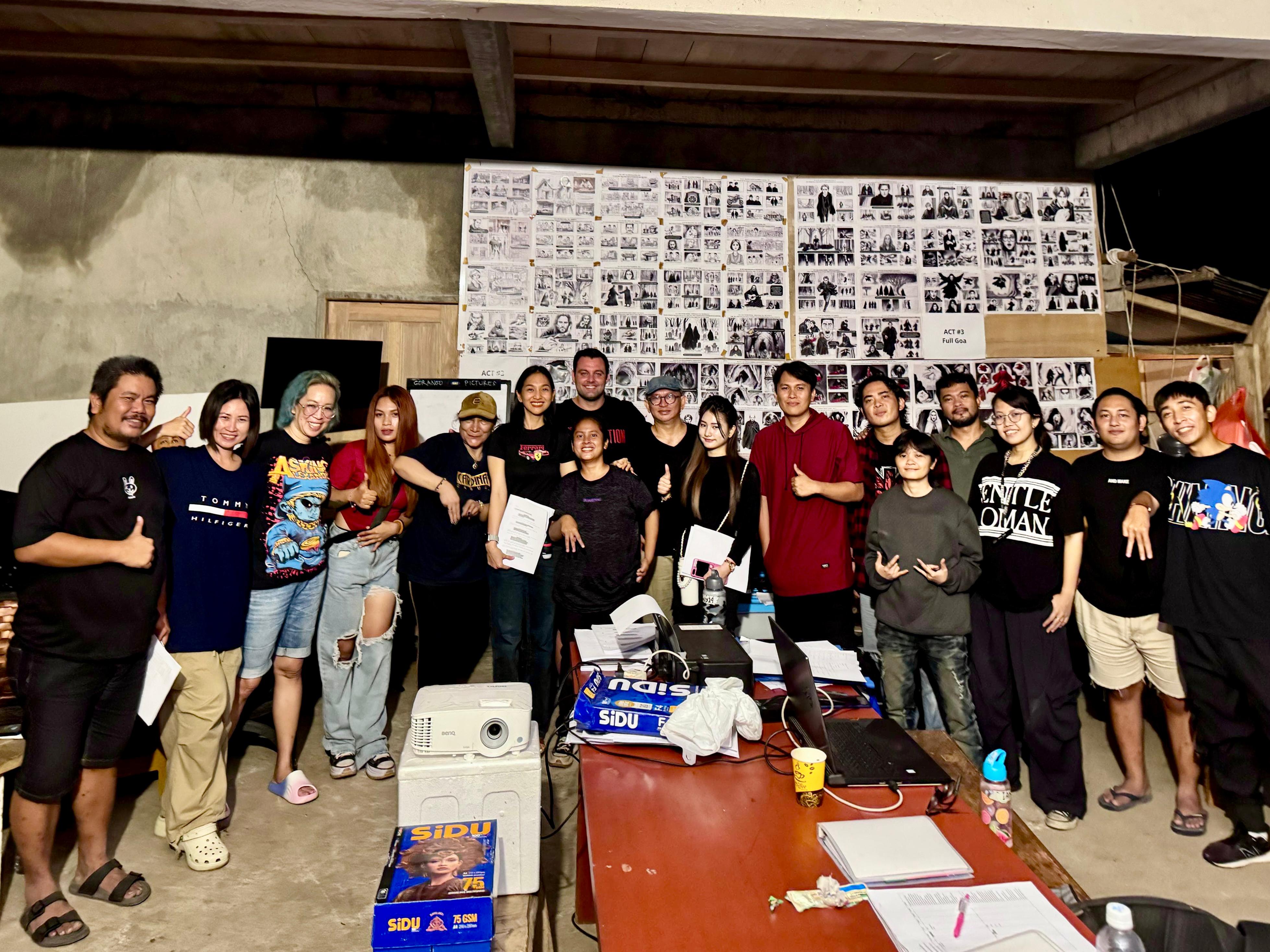 ANTUSIAS: Sutradara Veldy Reynold Umboh (tengah), bersama talent dan kru Gorango Pictures.