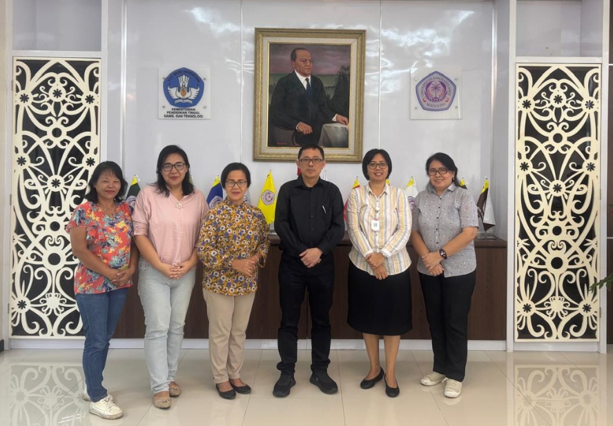 Rektor Unsrat, Wakil Dekan Bidang Akademik dan Kerjasama Fakultas Peternakan bersama Panitia Pencanangan Bulan Peduli Anak Sinode GMIM saat audiensi untuk kegiatan tanggal 12 Juli di Auditorium