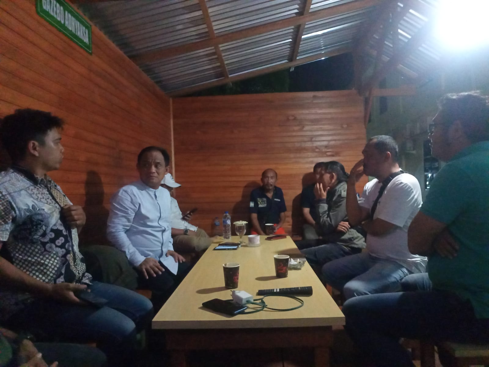 Kajari Bitung Dr Yadyn Palebangan SH MH menerima kunjungan sejumlah wartawan di Gazebo Adhyaksa Jumat pekan lalu.(Dok Istimewa)