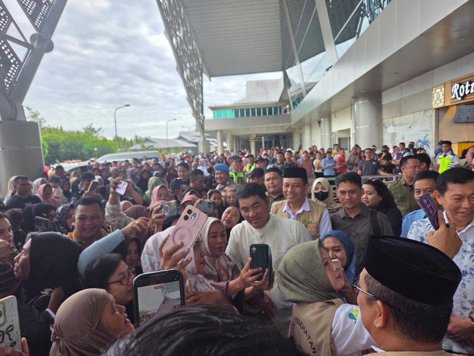 Gubernur Sulut Yulius Selvanus saat menjemput Jemaah Haji di Bandara Samrat Manado  Minggu (6/7/2025)