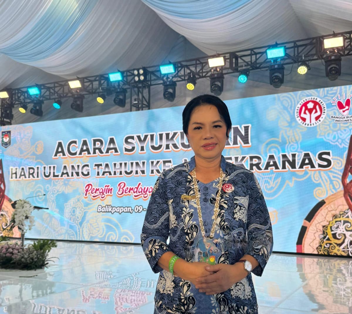 Ketua Dekranasda Kota Bitung Ellen Honandar Sondakh saat mengikuti peringatan HUT ke-45 Dekranas.(Dok Istimewa)