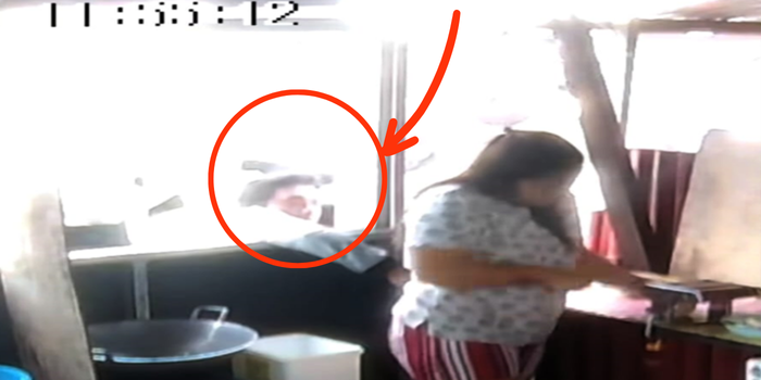 Tangkapan layar rekaman CCTV aksi pencurian di sebuah warung depan Freshmart Bahu