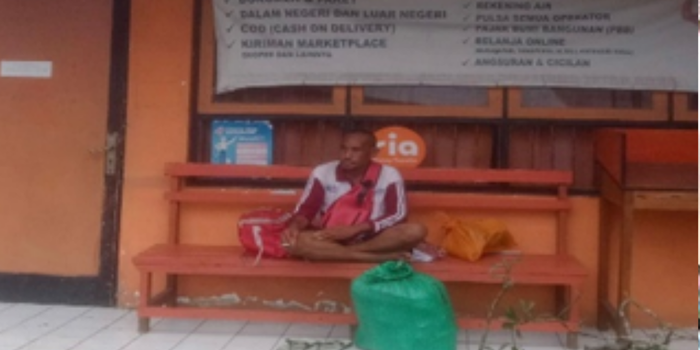 Erwin Daeng Parani, seorang tunanetra asal Gorontalo, duduk terlantar di depan Kantor Pos KCP Tanawangko, Selasa (9/7)