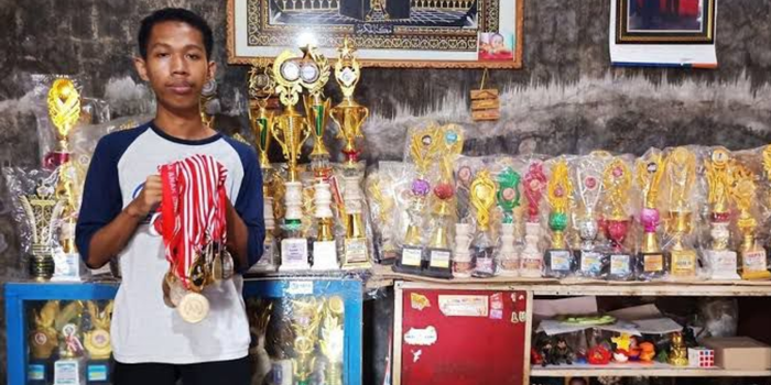 Avan dan deretan piala di rumahnya